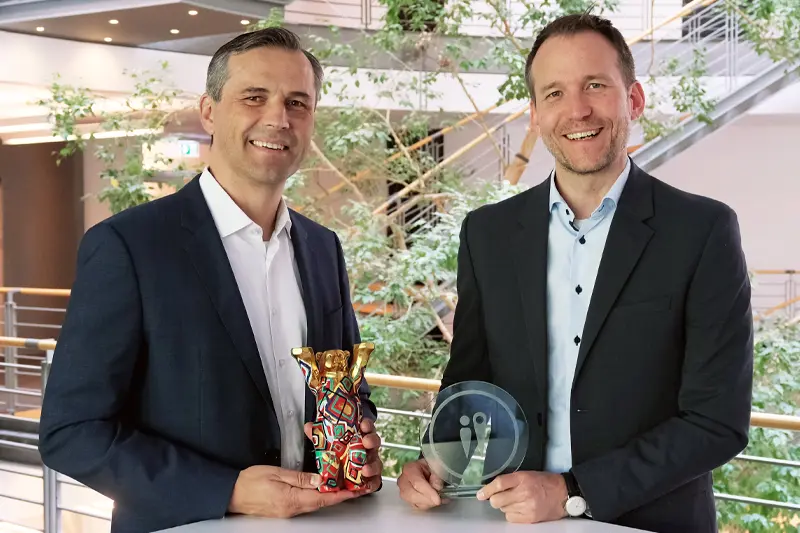 Karsten Marquardsen und Finn Hassold mit den Auszeichnungen